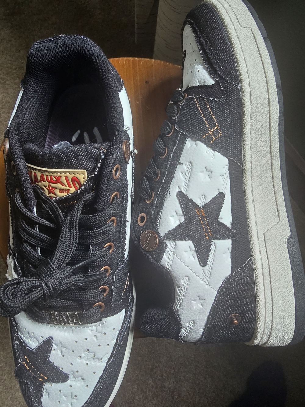 Black & White Star-Accent Men's Sneakers